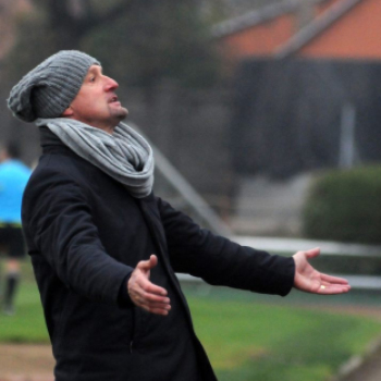 Egy olasz edző a pálya szélén....avagy mérkőzés a vonalon kívül! (Budapest Honvéd: Marco Rossi)