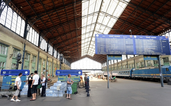 Két hétre bezárják a Nyugatit