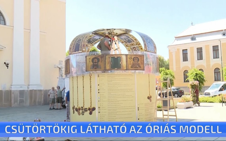 Még augusztus 15-ig látható a Szent Korona óriás modellje Cegléden
