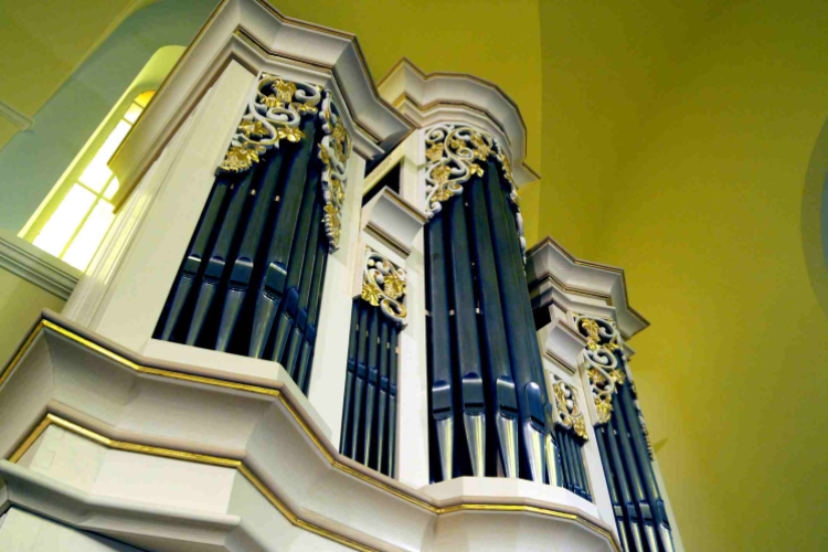 Magyarország első Bach orgonája a ceglédi evangélikus templomban.