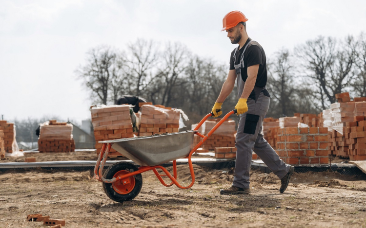 Konténerszállítás az építkezéseken – a rendezett munkaterület kulcsa