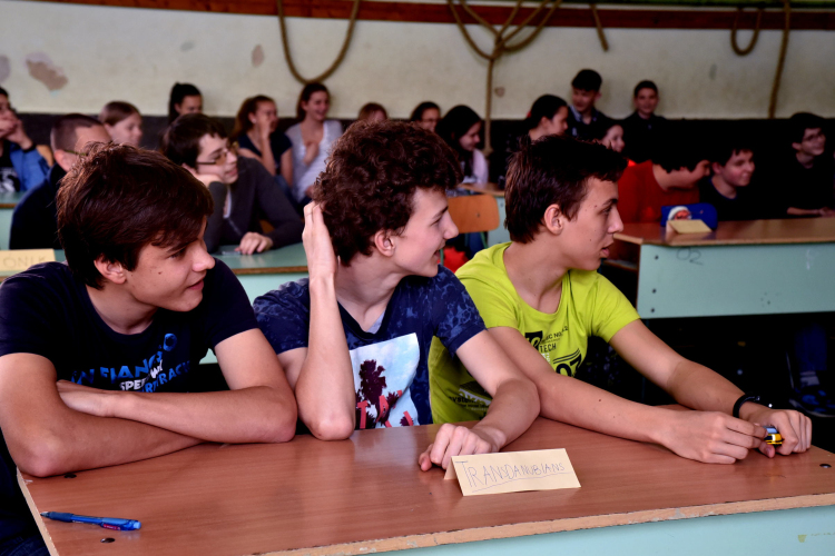 Vetélkedő a gimiben