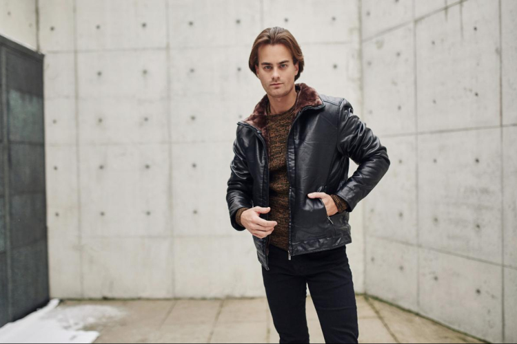 Egy nélkülözhetetlen ruhadarab, amelynek minden férfi szekrényében ott kell lennie – bőrdzseki