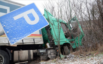 Kamionok karamboloztak a 4-es úton