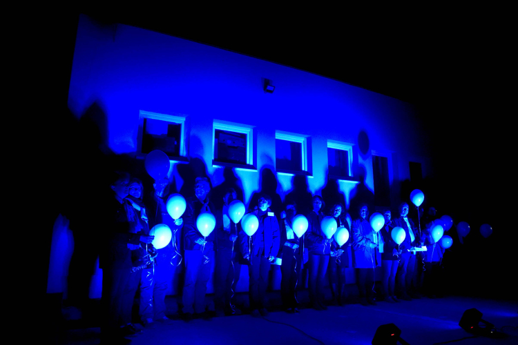 Séta a kékbe borult Autista házhoz