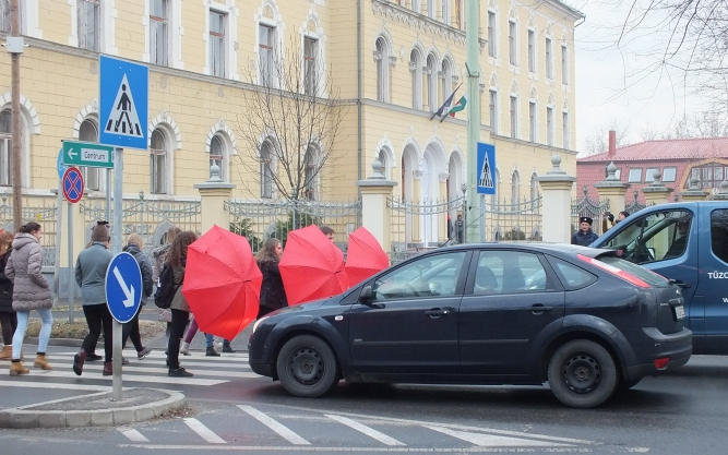 Balesetmegelőzési figyelemfelhívó akció diákok részvételével Cegléden.