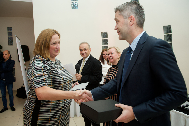 Jubiláló kollégáit köszöntötte az Infineon