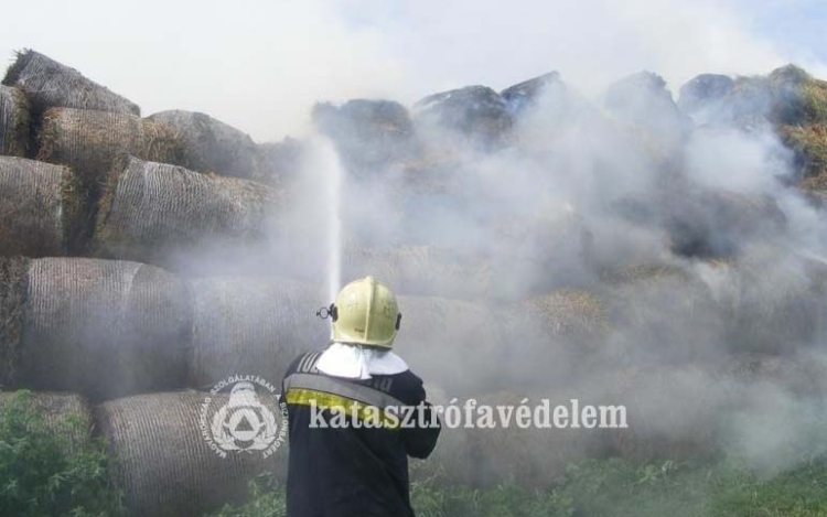 Több száz szalmabála égett Cegléden