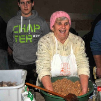 Csemői hagyományos hurkatöltő verseny