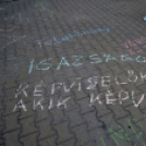 Demonstráció az éjszakai autóversenyzés ellen