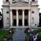 Demonstráció az éjszakai autóversenyzés ellen