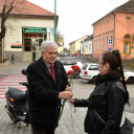 Szegfűvel köszöntötték a hölgyeket