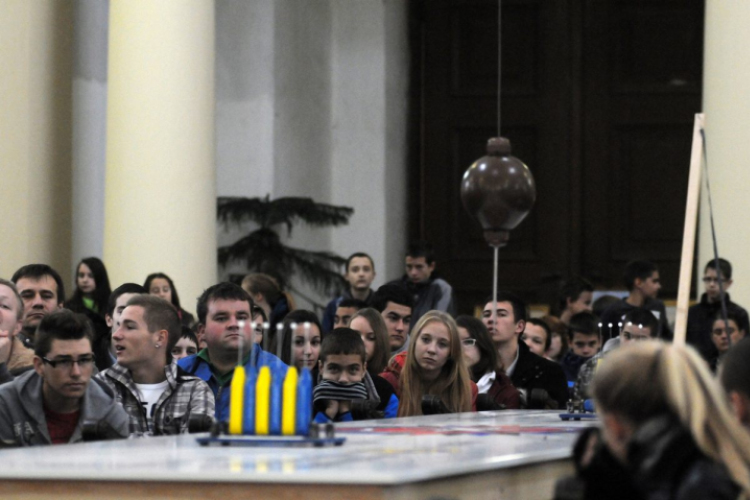 Foucault ingakísérlet Cegléden VII. évad