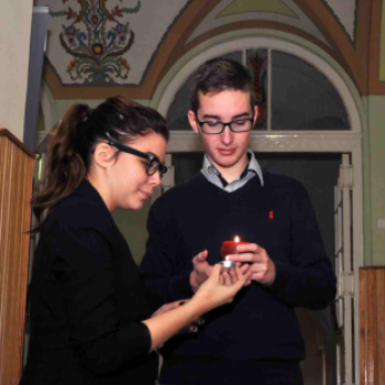 Gyertyagyújtás a Gimiben