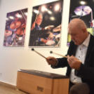 Csendes gyertyagyújtás a Dobmúzeum előtt