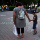 Demonstráció az éjszakai autóversenyzés ellen