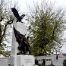 Gyertyagyújtás az emlékműnél