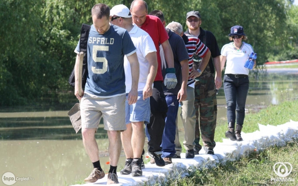 Ceglédi önkéntesek a gáton