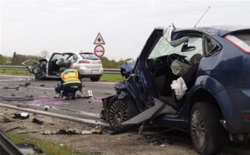 Frontális karambol a 4-esen