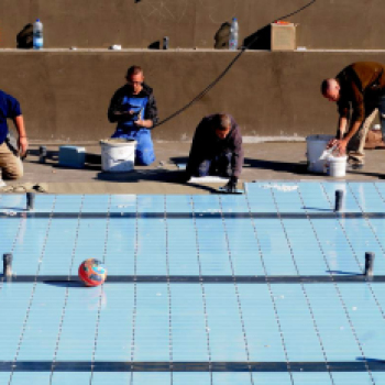 Városi Strandfürdő - Labda a medencében