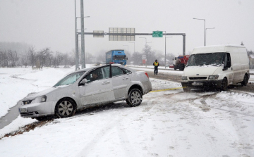 Árokba csúszott autó a 4-es főúton