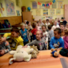 Közös éneklés és játékos foglalkozások