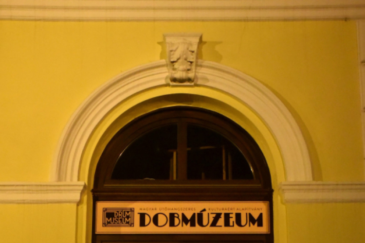 Csendes gyertyagyújtás a Dobmúzeum előtt