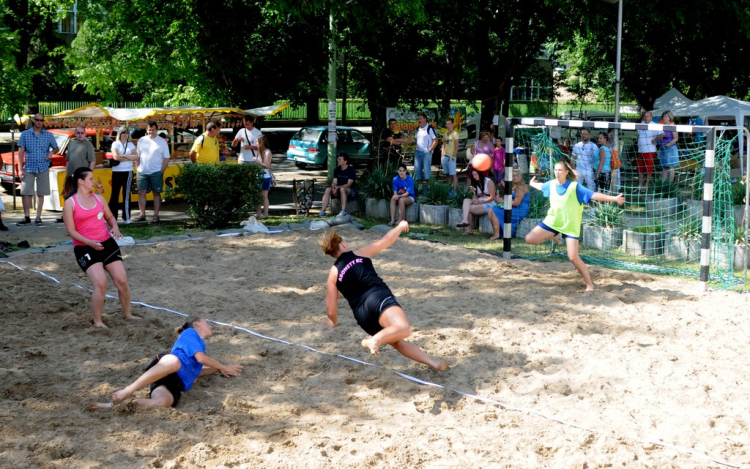 Homokos sportpálya a Spori előtt