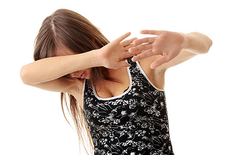 Ceglédi szórakozóhelyen bántalmazta volt élettársát