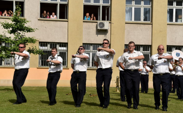 Katonák táncoltak a Mezgázban