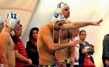 Egál volt a medencében