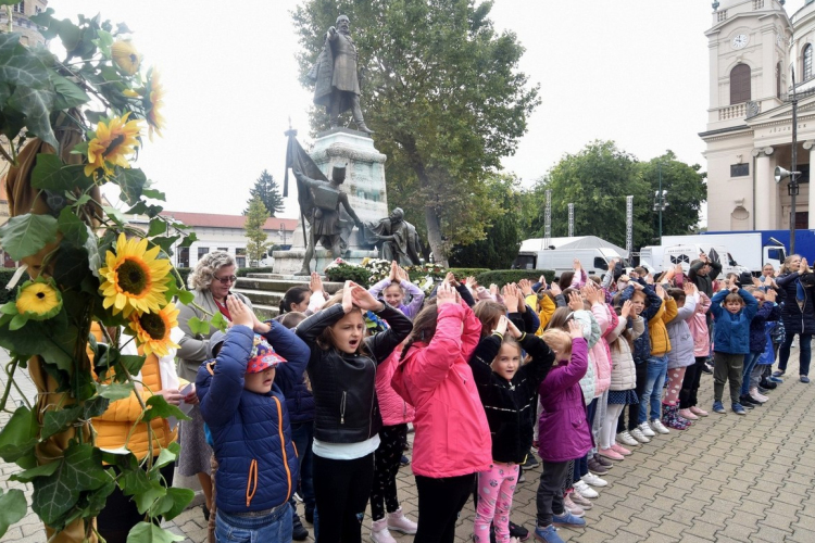 Közös éneklés és játékos foglalkozások