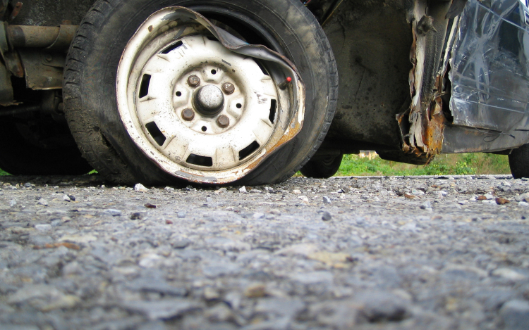 Abonyban autóbalesetezett a Bulibáró