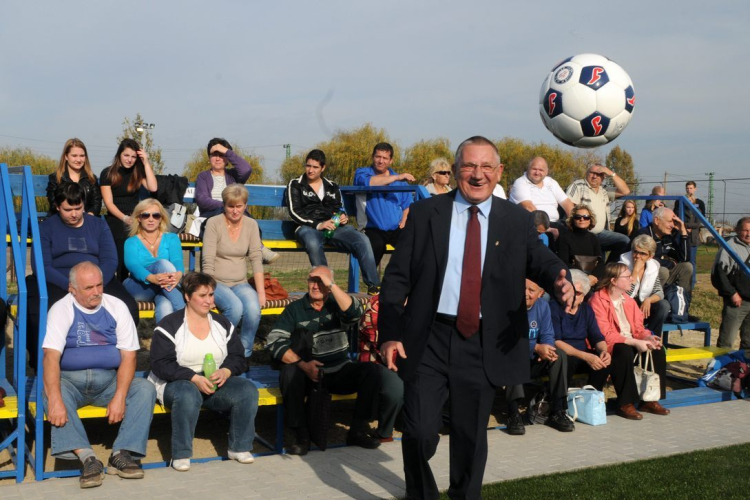 Műfüves pálya átadása