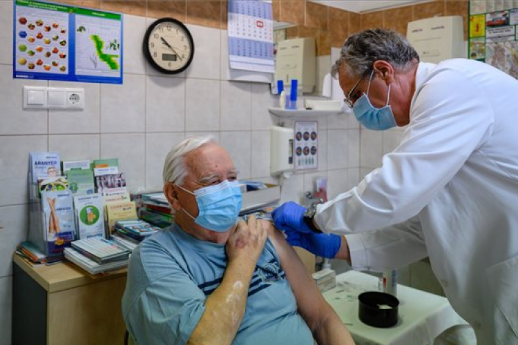 Ritka a Covid-19 okozta elhalálozás a két oltást felvevőknél