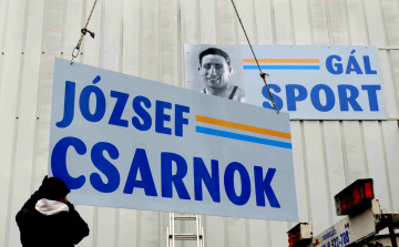 A Sportcsarnok új névtáblája