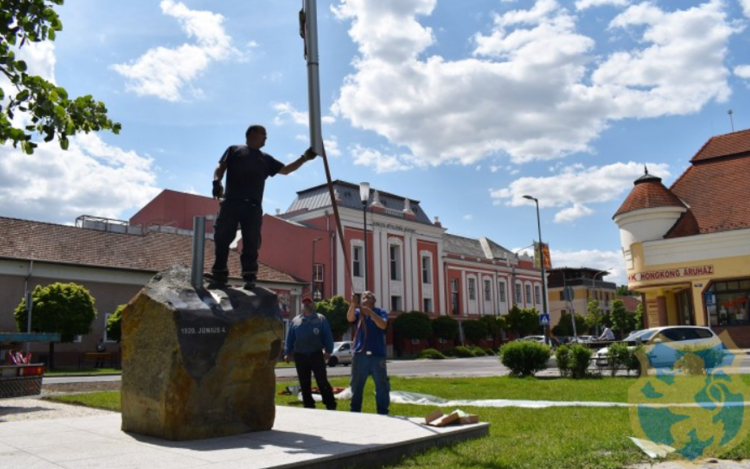 Trianoni emlékmű a Kossuth téren