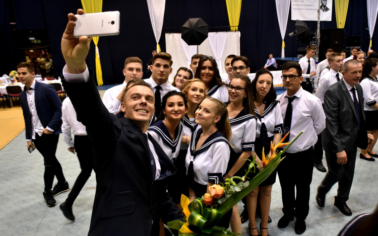 Három tánccal készültek a végzősök