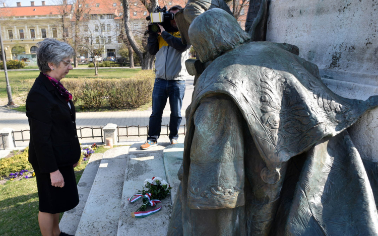 Virággal emlékeztek Kossuth Lajosra