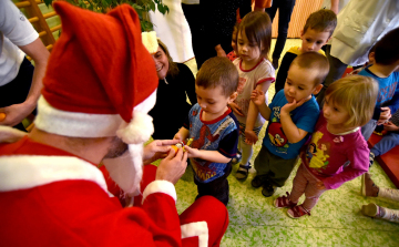 Focistákkal érkezett a Mikulás az oviba