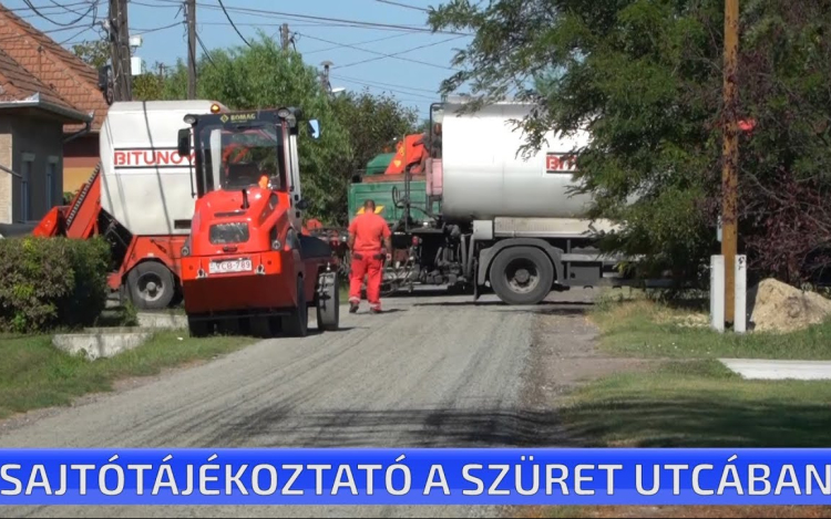 Sajtótájékoztató a Szüret utcában