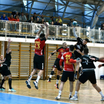 Csúcsrangadó a listavezető ellen