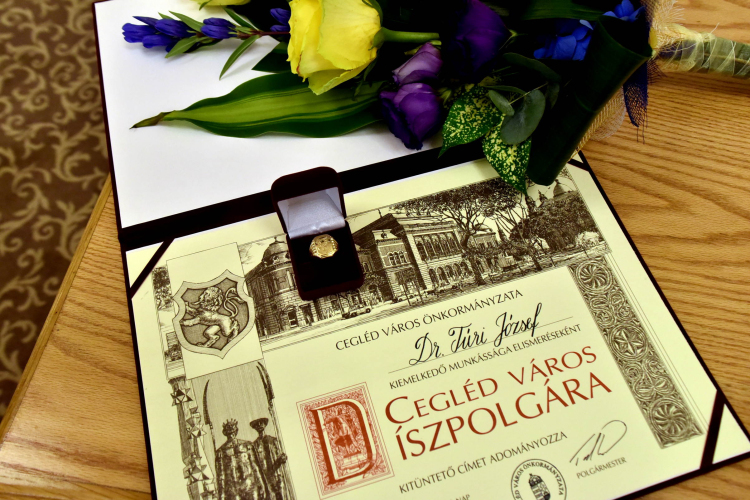 Dr. Túri József vehette át a díszpolgári címet