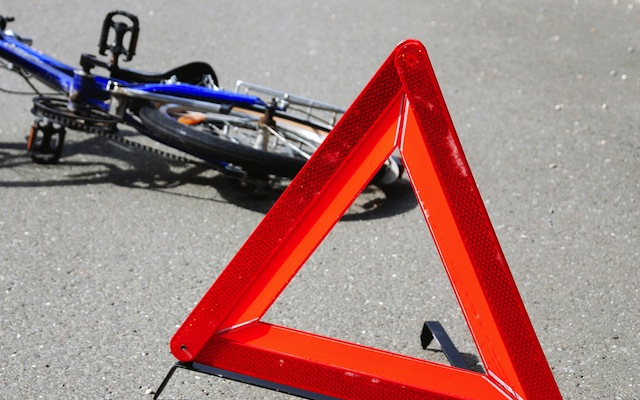 Halálra gázolt kerékpáros, árokba csapódott autó