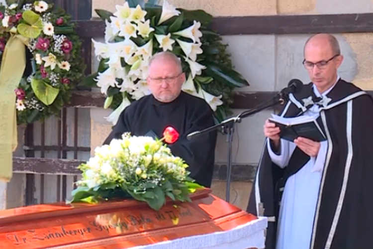 Utolsó útjára kísérték