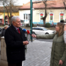 Szegfűvel köszöntötték a hölgyeket