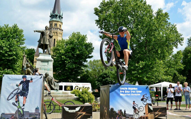 Hege Kínába utazik