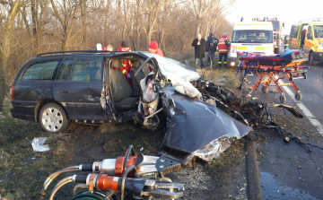 Halálos tömeges baleset a 4-esen