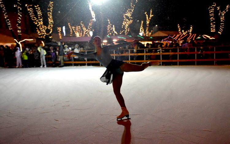 ❄ Hóeséssel, jégrevüvel nyitott a Ceglédi Advent ❄