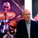 Csendes gyertyagyújtás a Dobmúzeum előtt